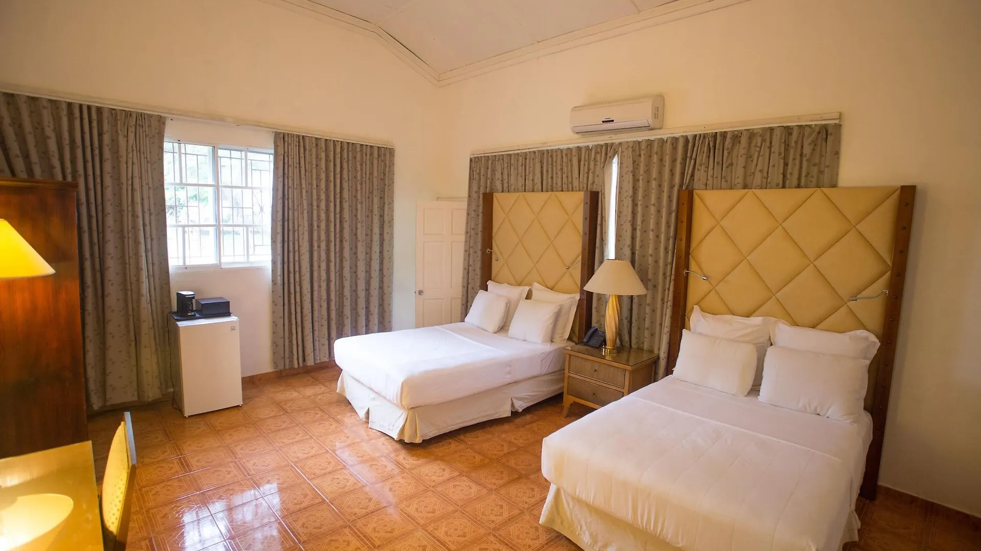 Auberge Villa Cana Vaudreuil Hotel